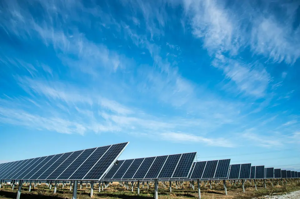 Photovoltaik-Module vor blauem Himmel