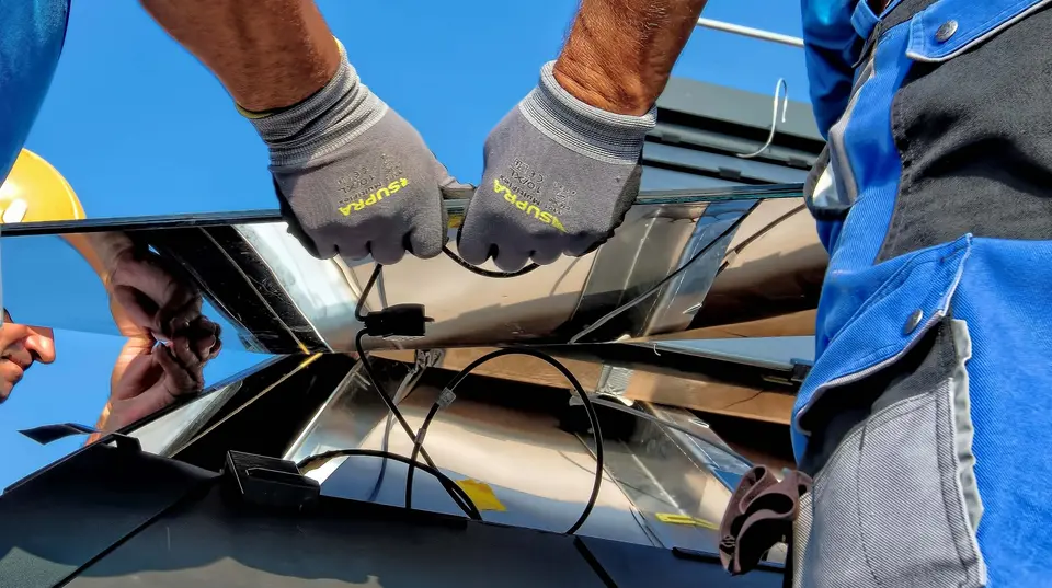 Monteur verkabelt ein Photovoltaik-Modul