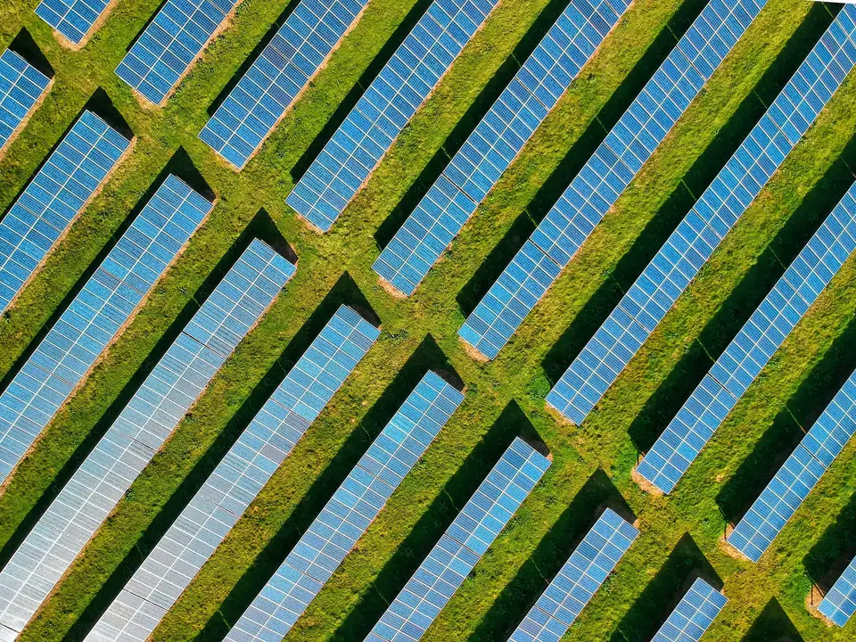 Luftbild einer Photovoltaik-Freiflächenanlage im Raster